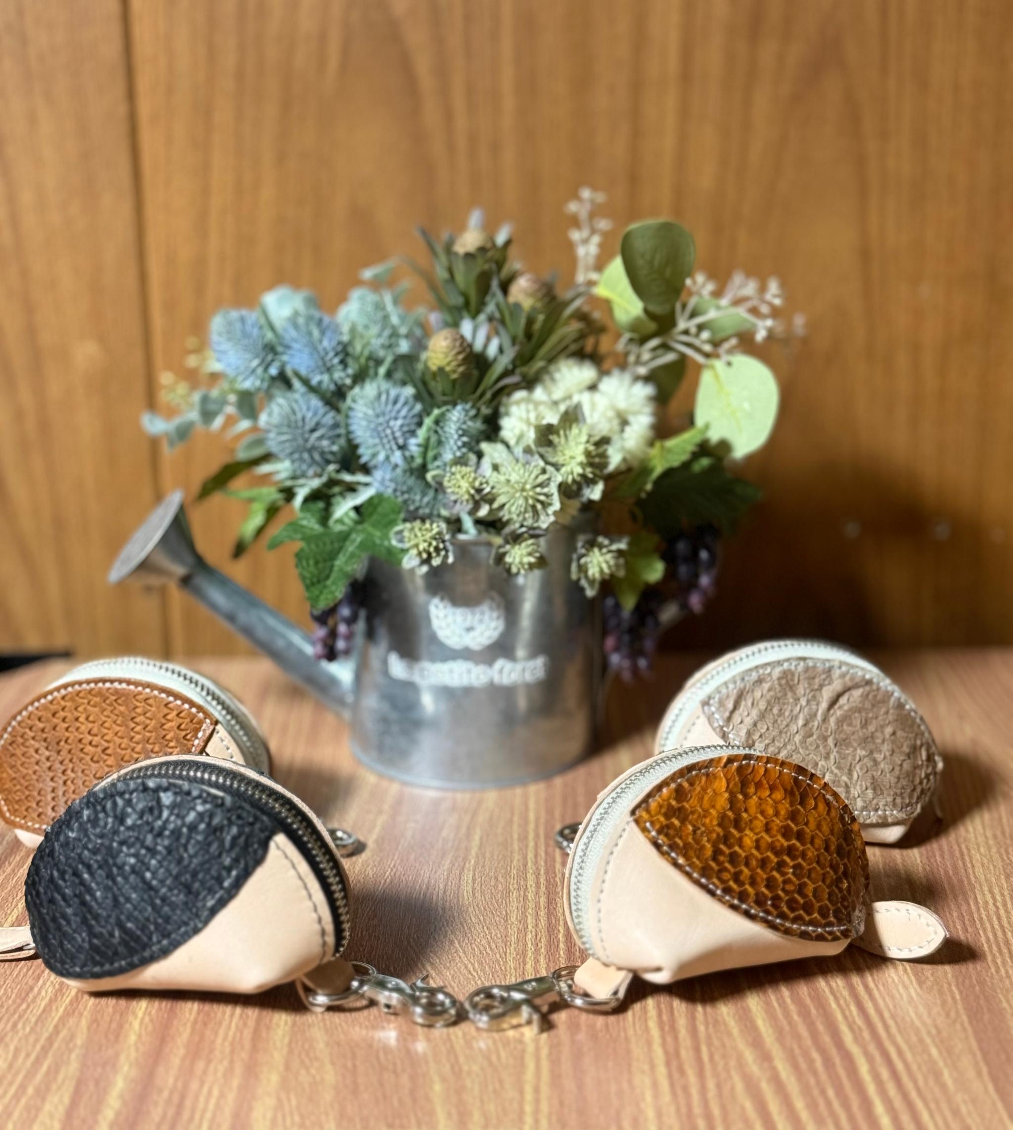 AirPods対応｜育てる革でつくる ほぼ実物大ハリネズミのマルチケース ― 幸せを運ぶ、和みの相棒 ―