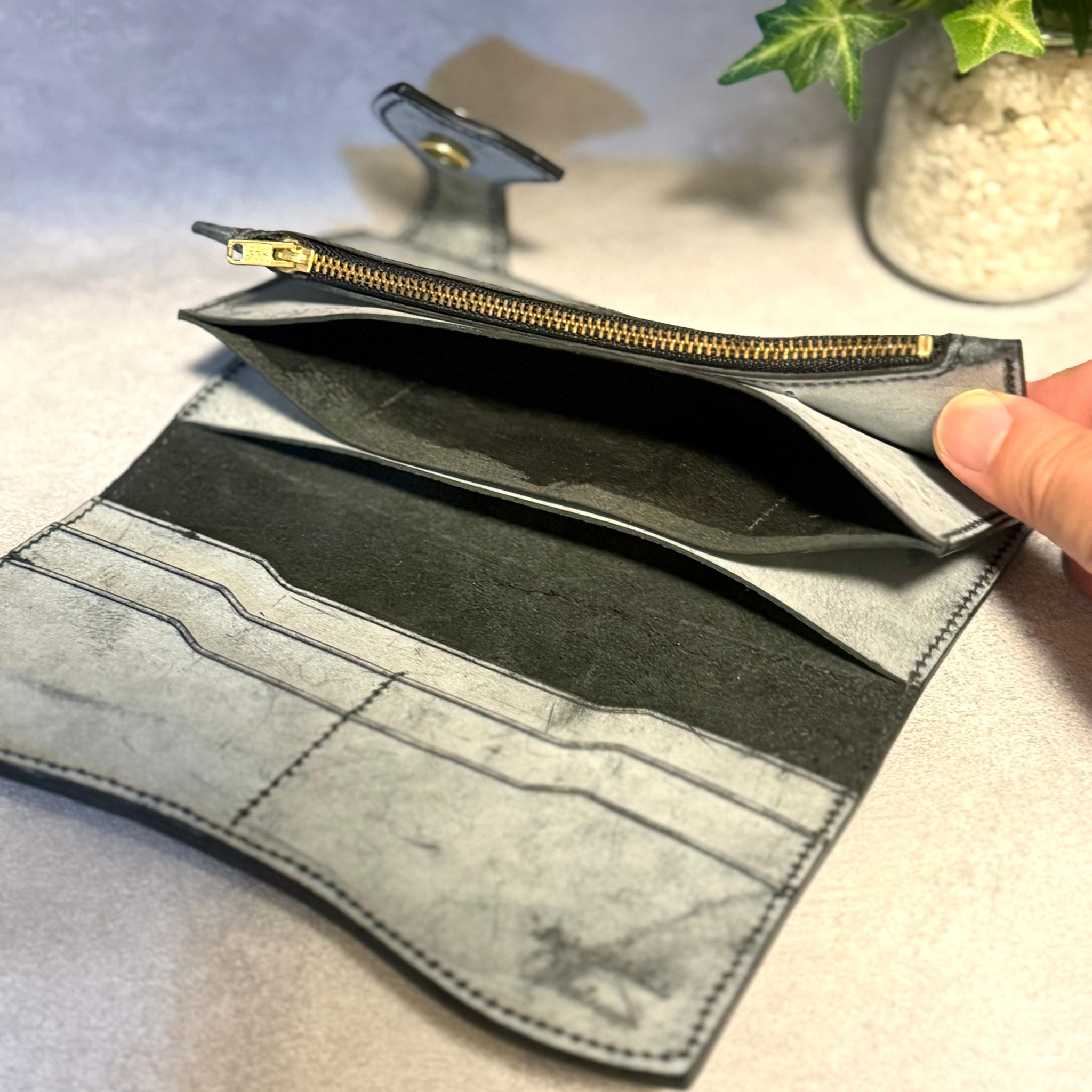 【育てる財布】蛹から蝶へ羽化するバイカーズウォレット ― ホワイトワックスベリー／総手縫い・一生もの長財布 ― | 2枚目