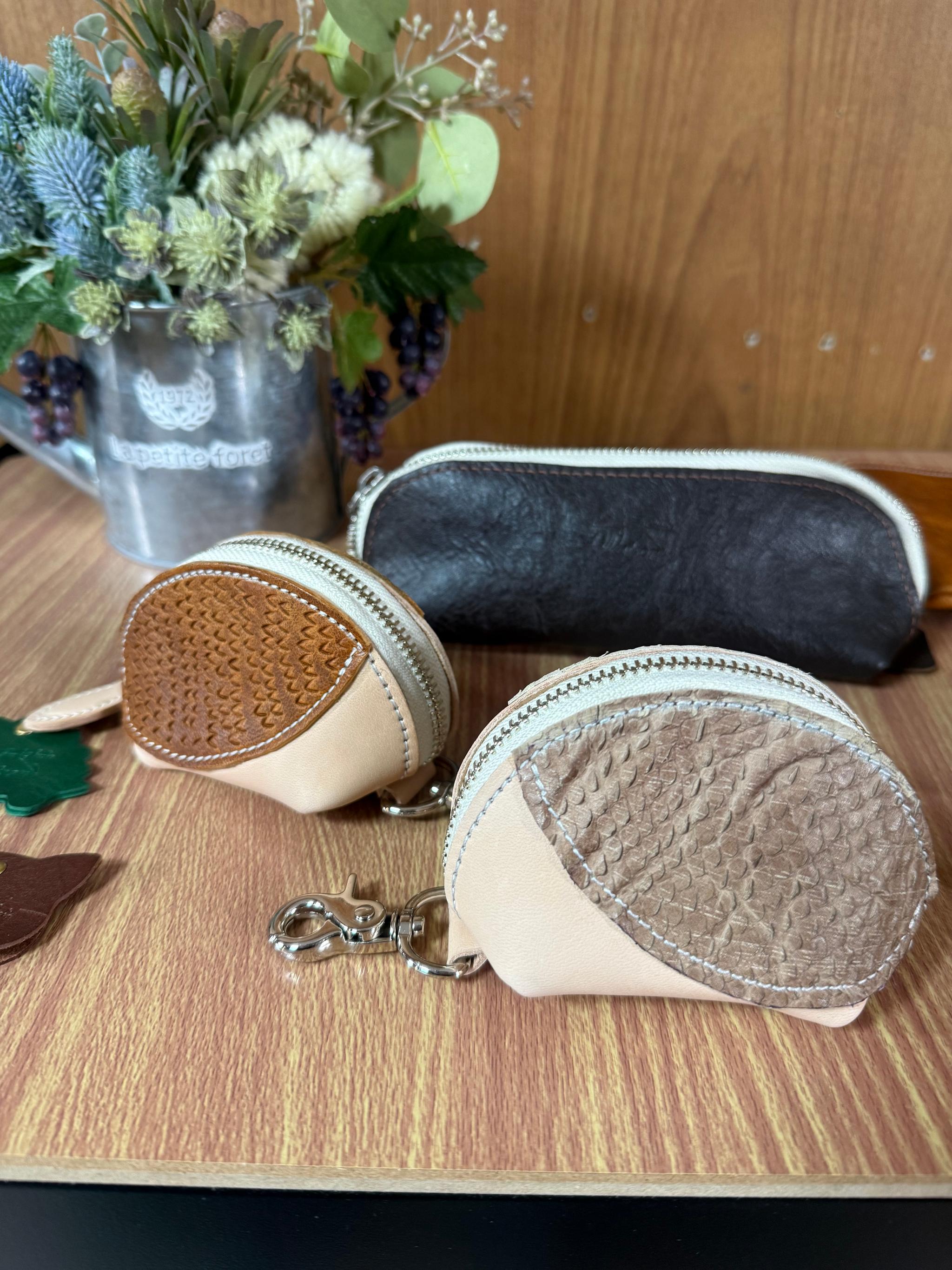 AirPods対応|育てる革でつくる ほぼ実物大ハリネズミのマルチケース ― 幸せを運ぶ、和みの相棒 ― | 2枚目