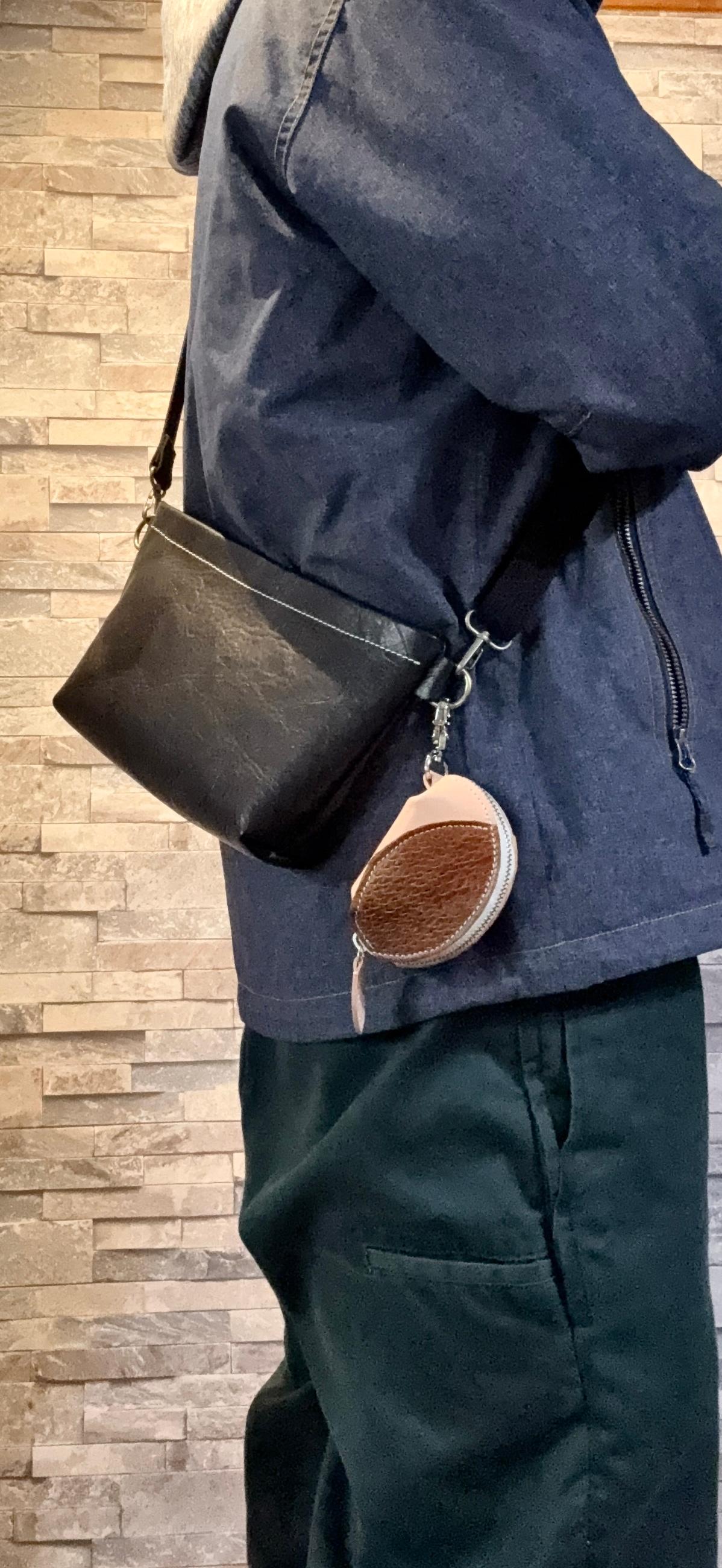 AirPods対応|育てる革でつくる ほぼ実物大ハリネズミのマルチケース ― 幸せを運ぶ、和みの相棒 ― | 5枚目